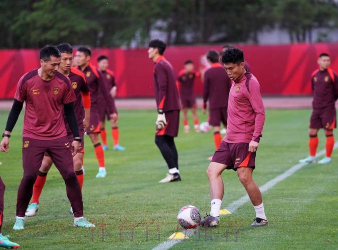 “天公作美”心态良好 国足新山积极备战 “天公作美”心态良好 国足新山积极备战